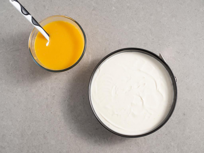 puree z brzoskwiń z żelatyną w misce, masa serowa w tortownicy