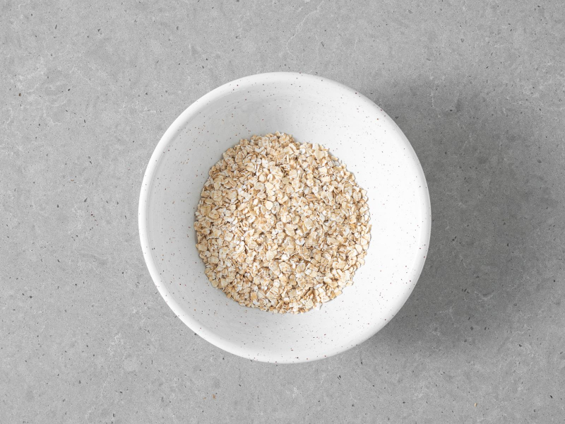 Płatki owsiane w miseczce.