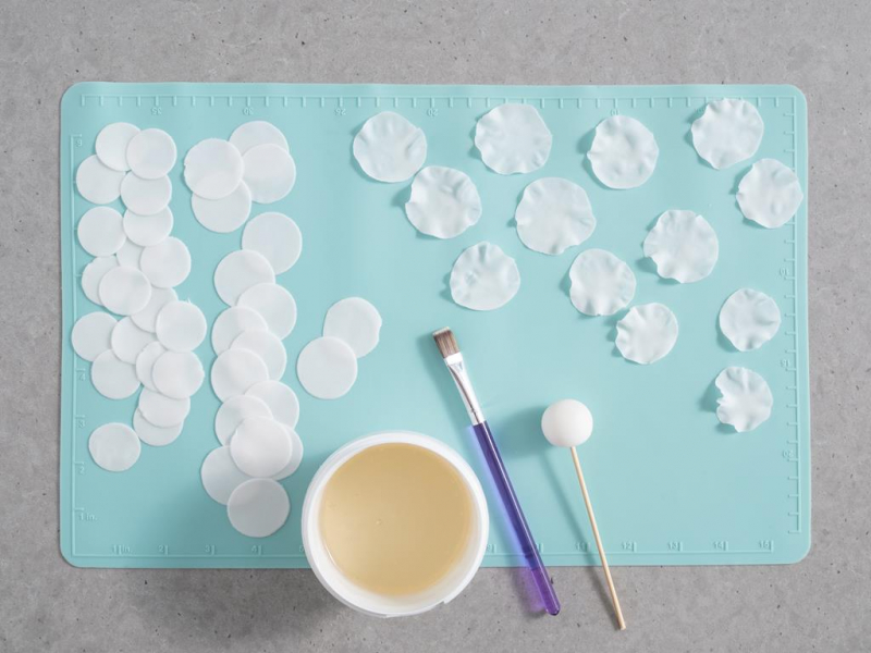 płatki z masy cukrowej sklejane na klej spożywczy w żelu