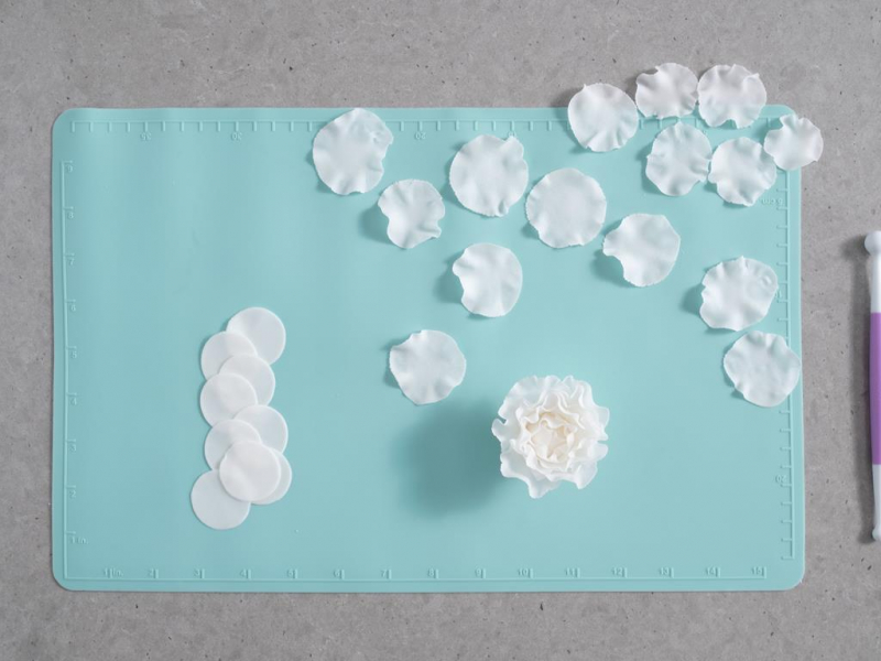 przyklejanie większych płatków z masy cukrowej do formowania kwiatów