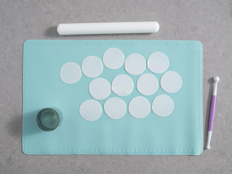 duże płatki kwiatów z masy cukrowej