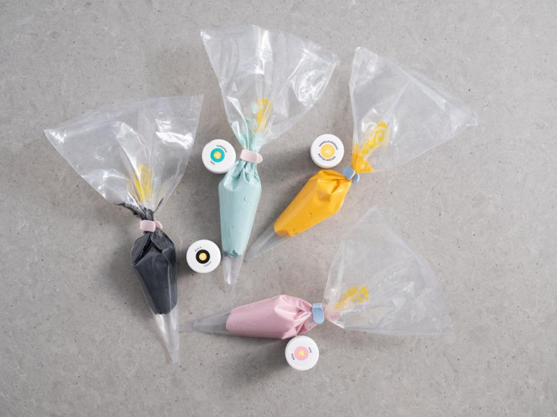 krem maślany zabarwiony barwnikami spożywczymi Wilton