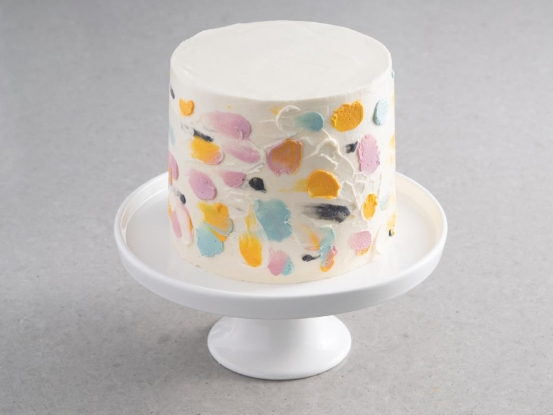 tort udekorowany pastelowym kremem maślanym