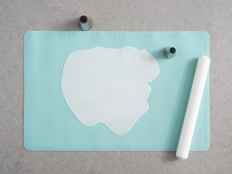 wycinanie płatków z masy cukrowej do tworzenia kwiatów