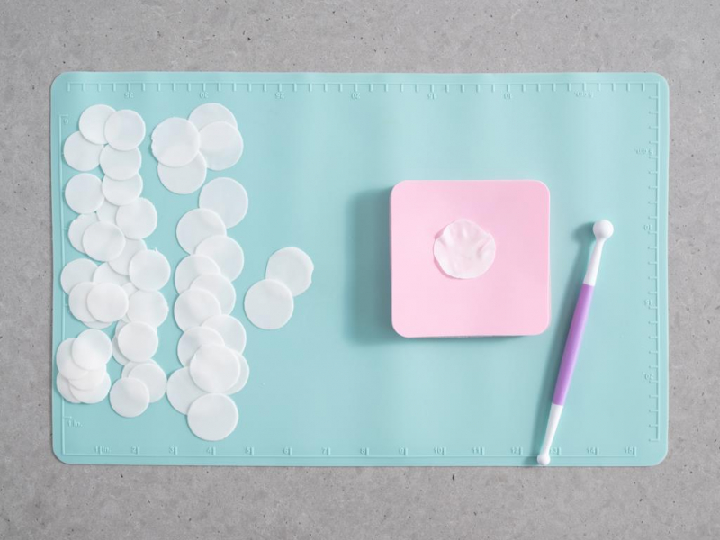 formowanie płatków z masy cukrowej do tworzenia kwiatów