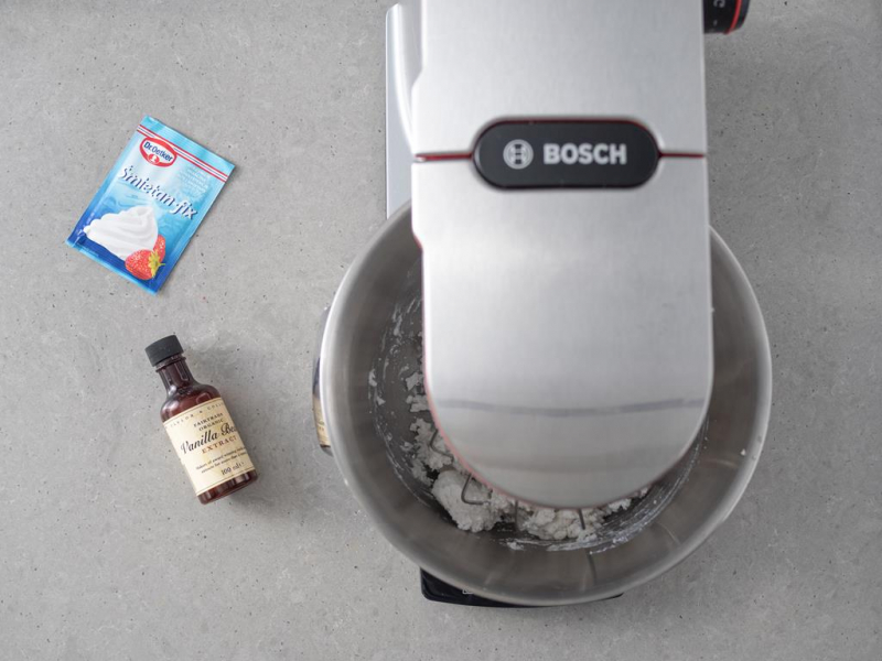 Śmietanka kokosowa w misie. Obok śmietan-fix Dr. Oetkera i ekstrakt Taylor&Colledge