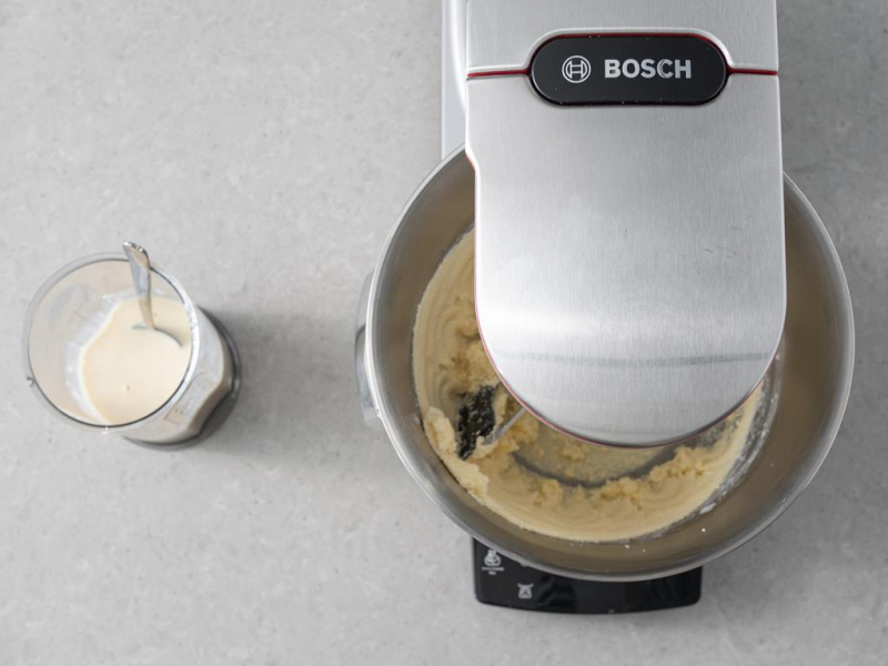 W robocie kuchennym firmy Bosch utarte masło z cukrem. A obok maślanka sojowa.