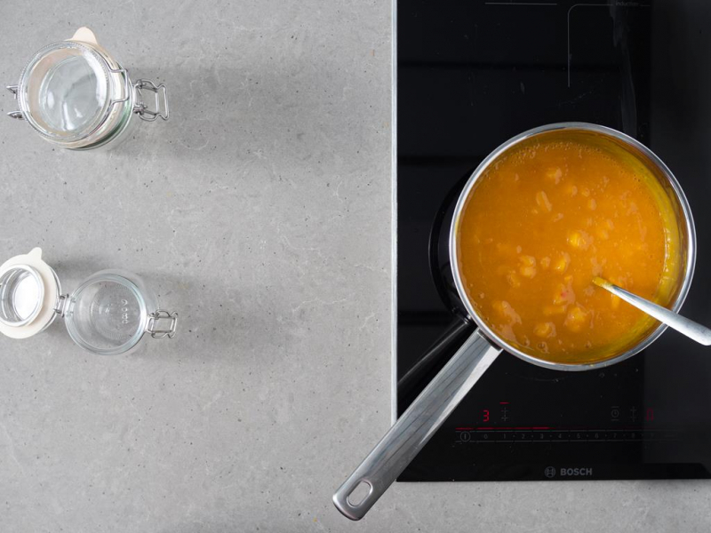 Gotowanie dżemu z mango i chili.