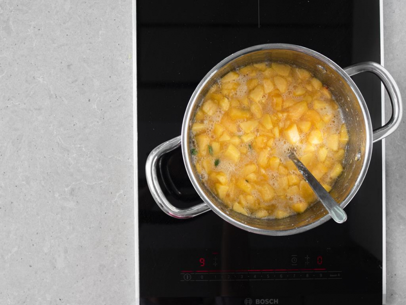 Gotowanie dżemu z brzoskwiń i tymianku.