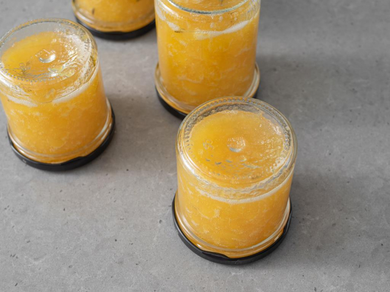 Gotowy dżem brzoskwiniowy z tymiankiem w słoiczkach.