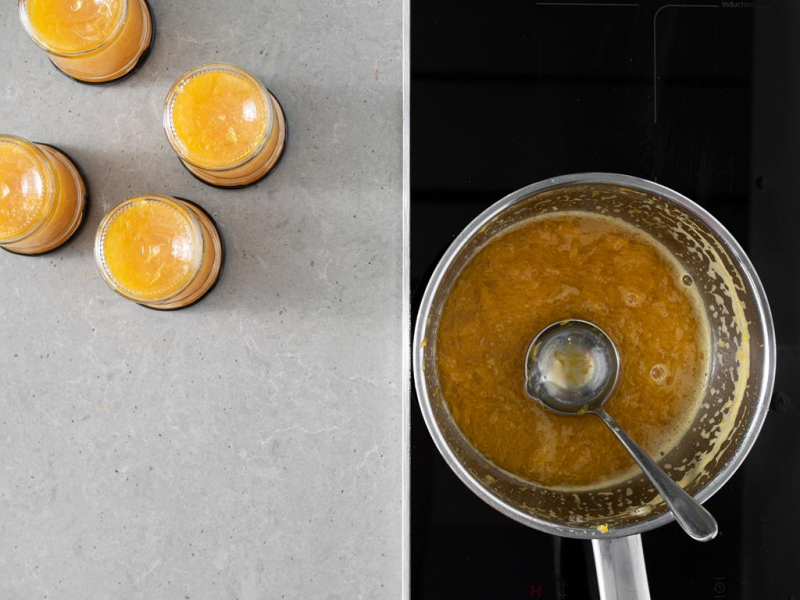 Gotowy dżem z pomarańczy przelany do słoiczków.