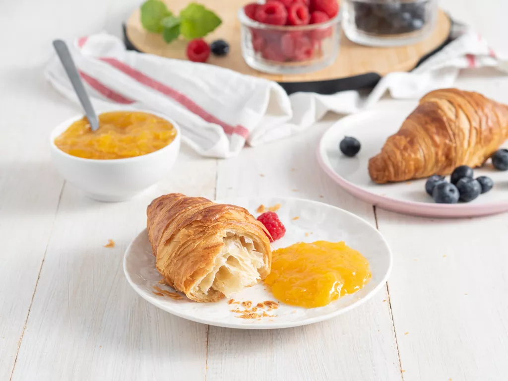 Dżem z pomarańczy z croissantem i owocami na talerzyku - Wszystkiego Słodkiego