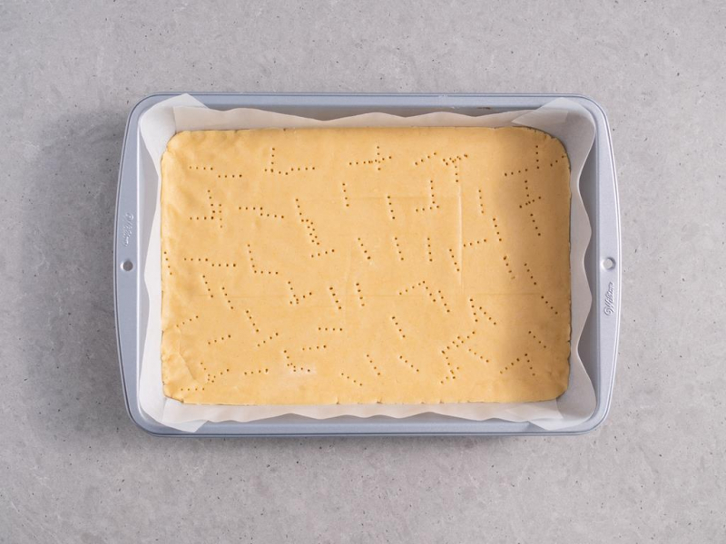 ciasto kruche wy艂o偶one w formie do pieczenia Wilton