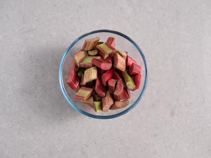 rabarbar pokrojony na kawa艂ki