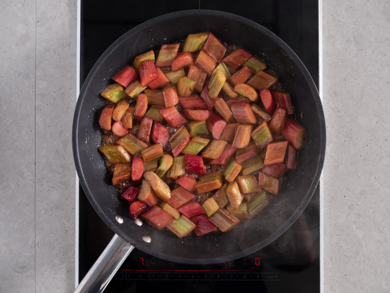 rabarbar karmelizowany z cukrem i mas艂em