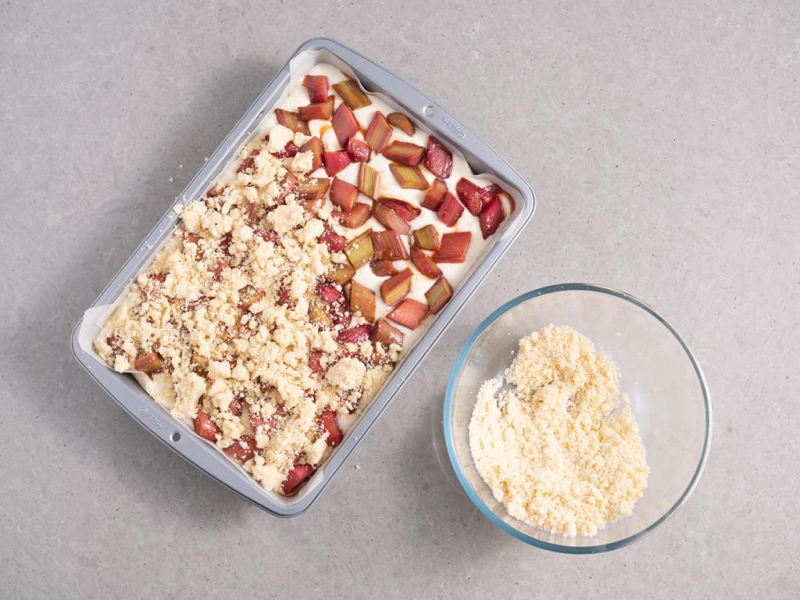 kruszonka na serniku z rabarbarem