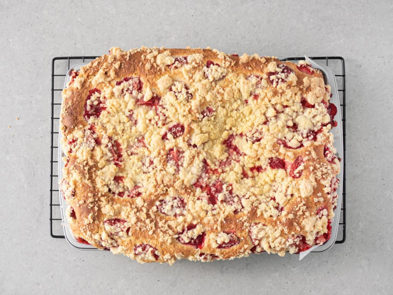 Wegańskie ciasto drożdżowe z truskawkami i kruszonką po upieczeniu.