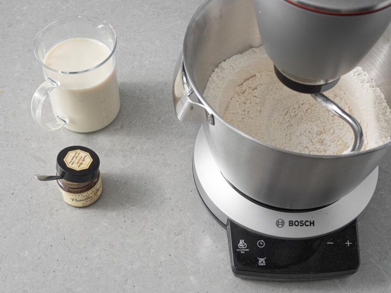 W misie wymieszane suche składniki. Obok napój sojowy i ekstrakt z wanilii Taylor.