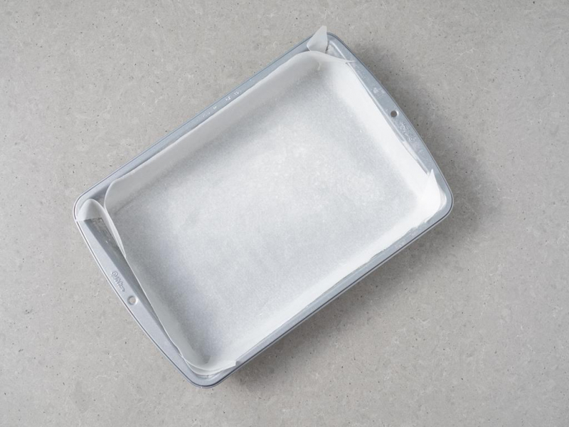 Forma prostokątna firmy Wilton wyłożona papierem do pieczenia.