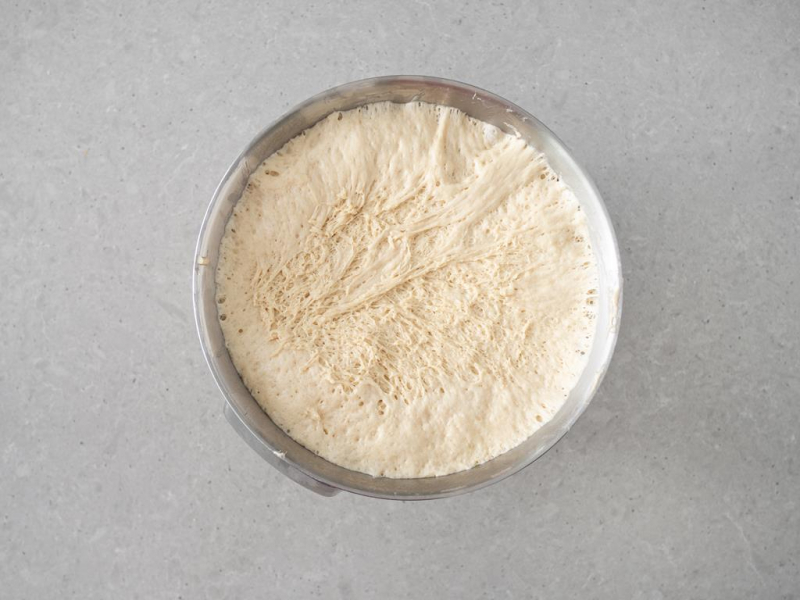 Wyrośnięte ciasto drożdżowe w misie.