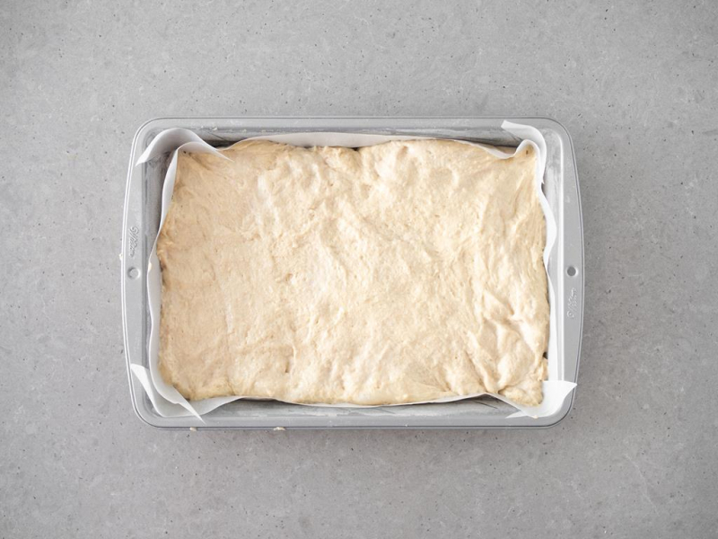 Ciasto drożdżowe w prostokątnej formie Wilton.