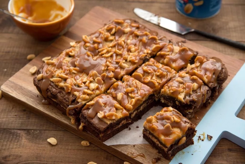 brownie z karmelem i fistaszkami