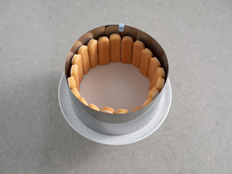 biszkopty ułożone w rancie cukierniczym