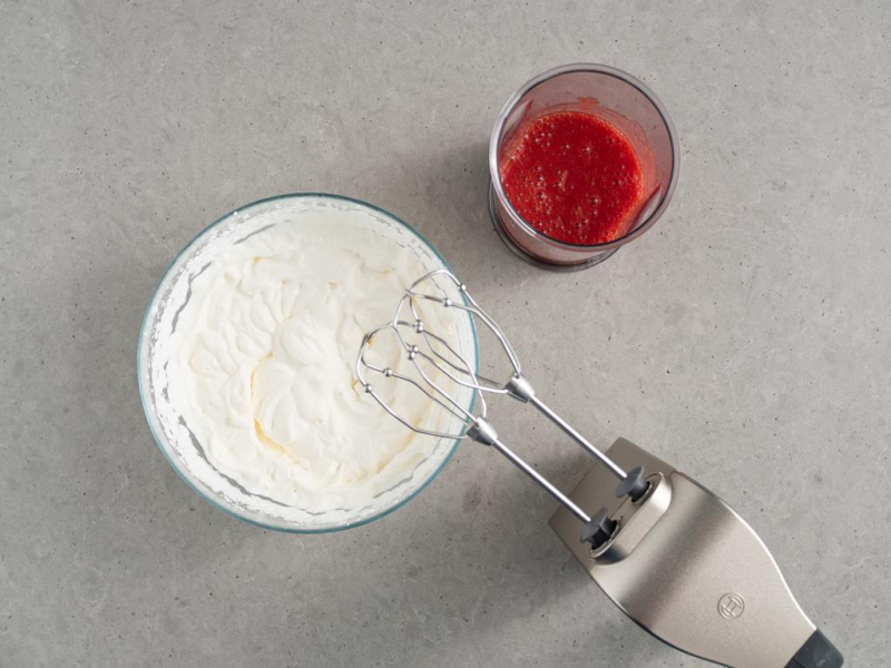 bita śmietana, puree z truskawek, Mikser ręczny Bosch MFQ4730