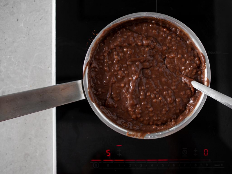 Gotowanie puddingu czekoladowego z tapioki.