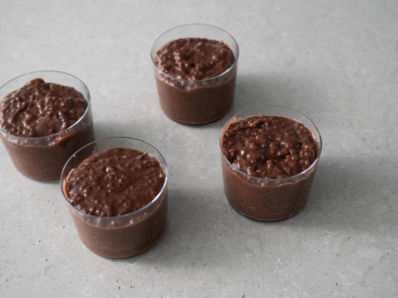 Przelany pudding z tapioki do szklanych naczyń.