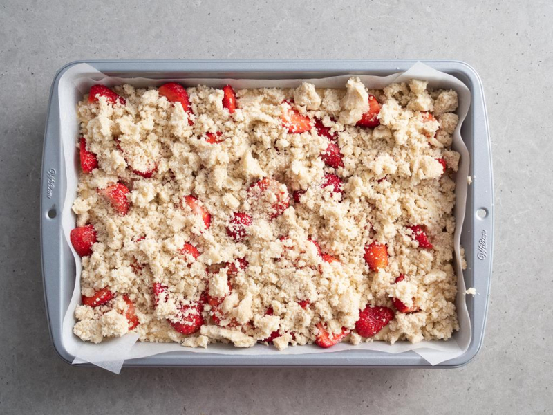 nieupieczone ciasto drożdżowe z truskawkami