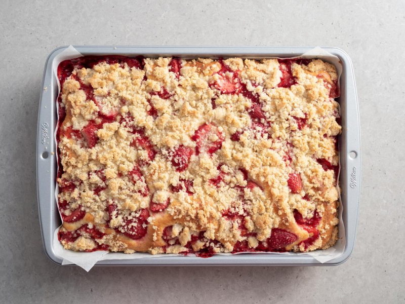 upieczone ciasto drożdżowe z truskawkami