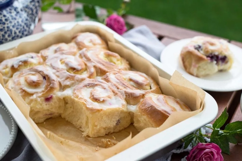 blacha z drożdżówkami z twarożkiem cytrynowym i borówkami