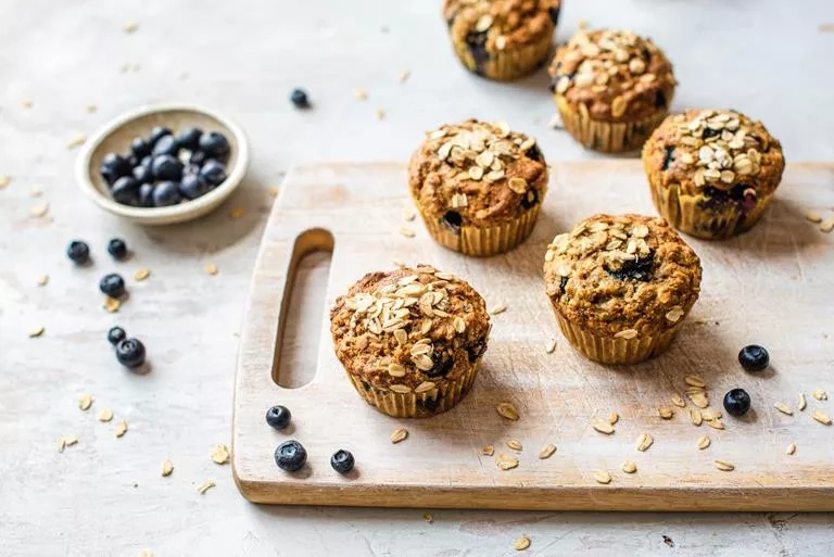 wegańskie muffiny z płatkami owsianymi i borówkami