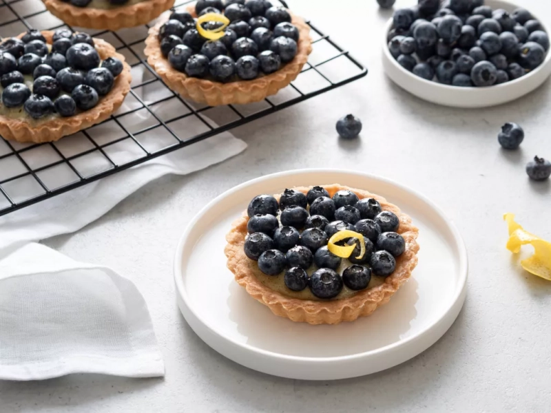 wegańskie tartaletki z budyniem i borówkami