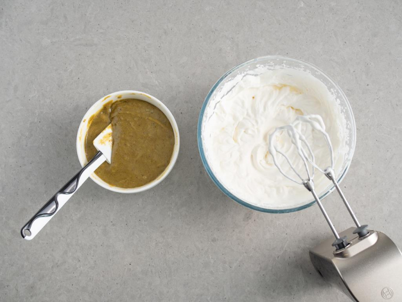 bita śmietana z pastą waniliową, pasta pistacjowa z mlekiem skondensowanym