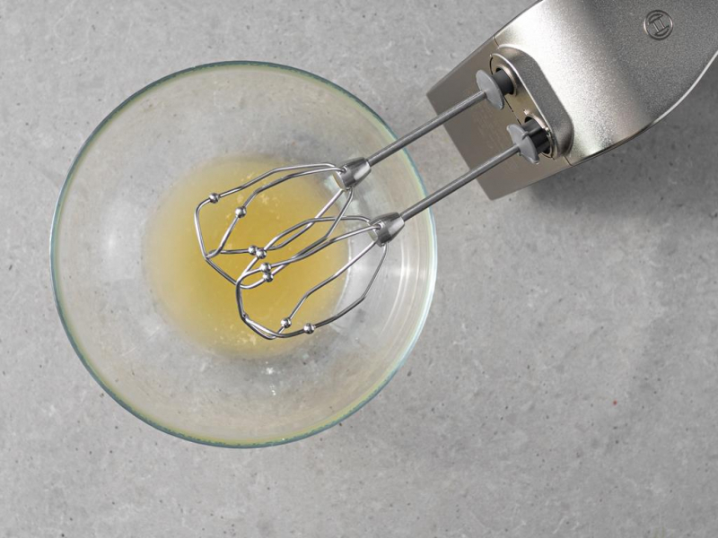 Aquafaba w szklanej misce.