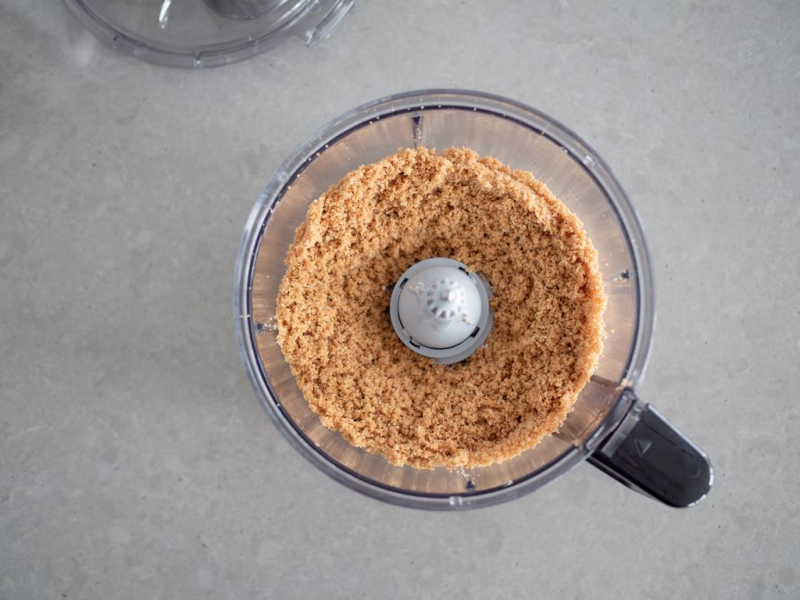 w malakserze bosch pokruszone herbatniki na tartę truskawkową z czarnym kakao