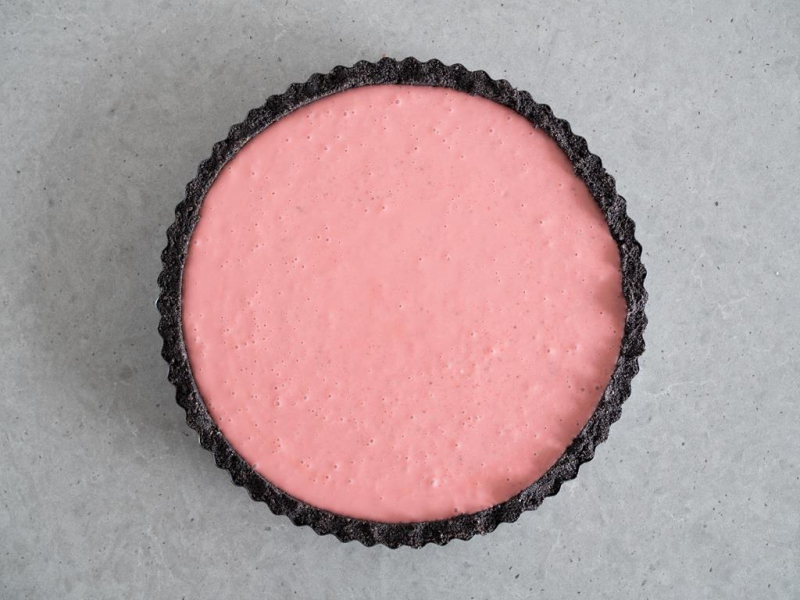 tarta truskawkowa bez pieczenia z pistacjami