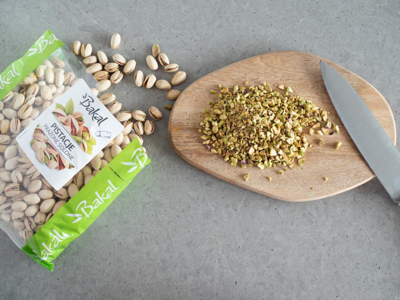 pistacje bakal posiekane na desce