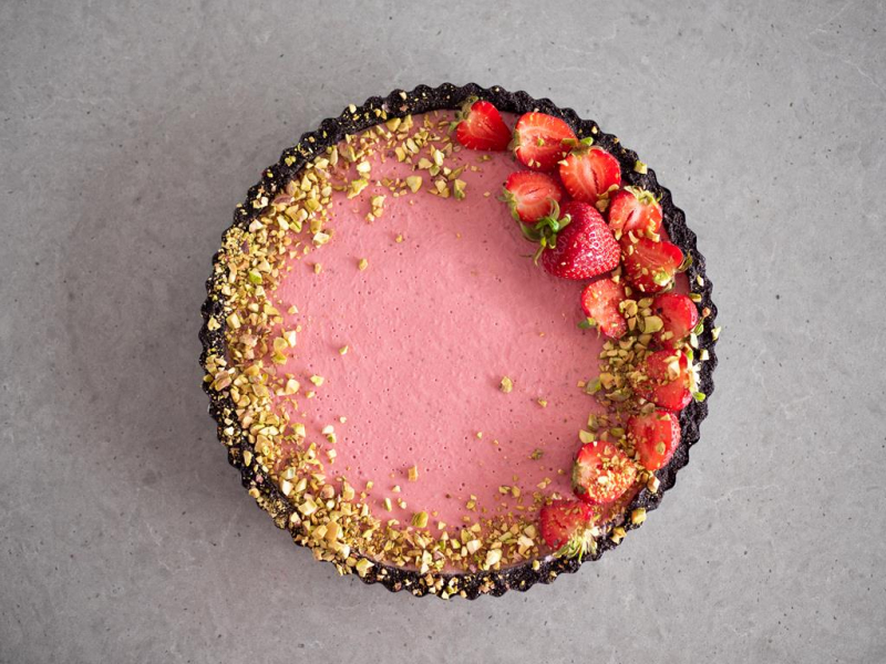 Truskawkowa tarta bez pieczenia udekorowana pistacjami