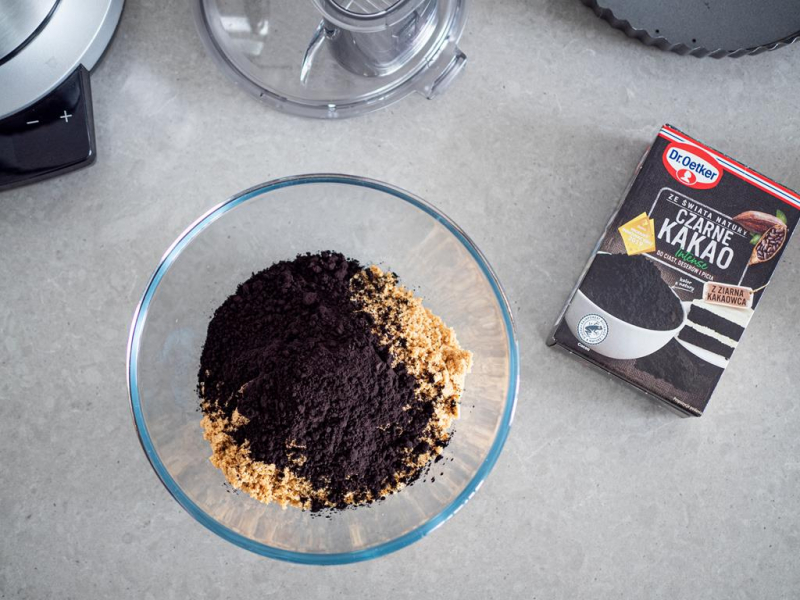 czarne kakao Dr. Oetker obok w misce składniki na tartę bez pieczenia