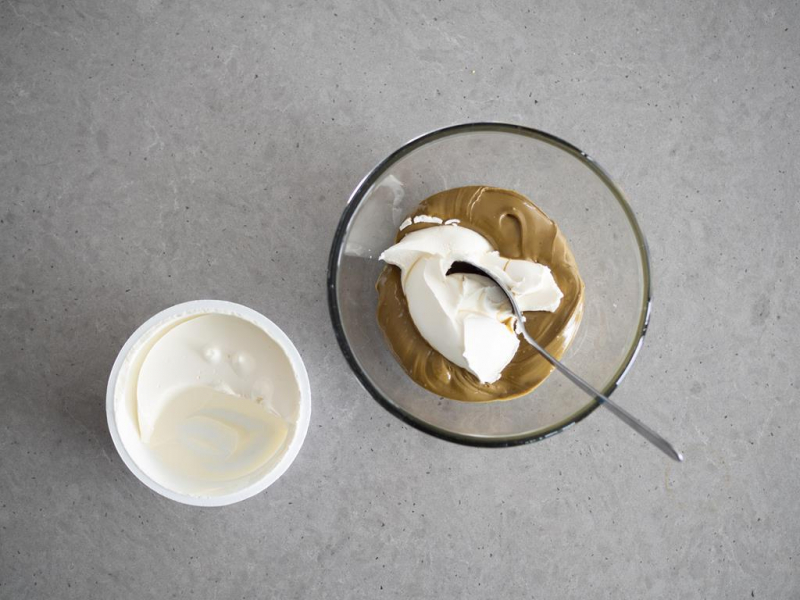 w miseczce pasta z pistacji z serkiem mascarpone