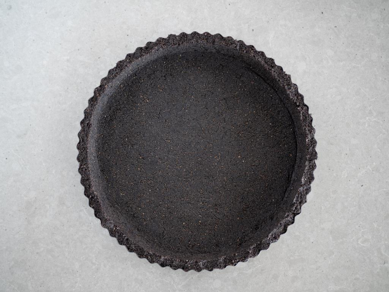 forma do tarty wyłożona kakaowym spodem