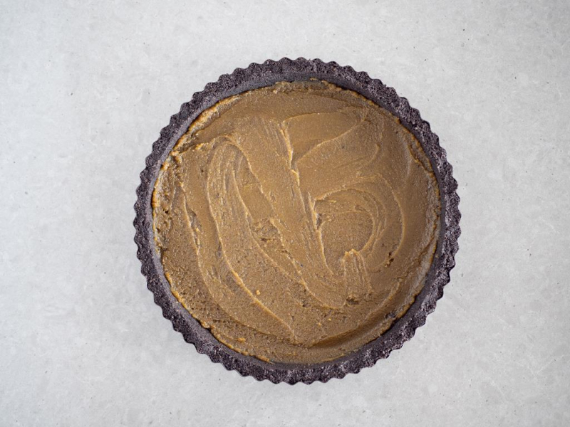 tarta z czarnym kakao i warstwą pistacjową