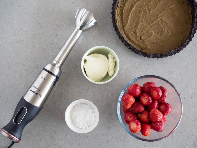 blender ręczny Bosch na blacie, świeże truskawki w miseczce szklanej do tarty