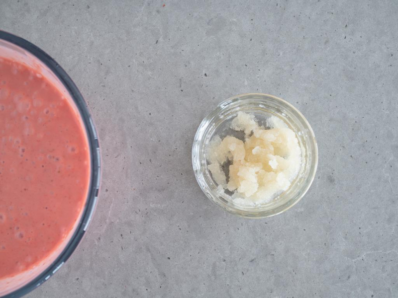 namoczona żelatyna w miseczce