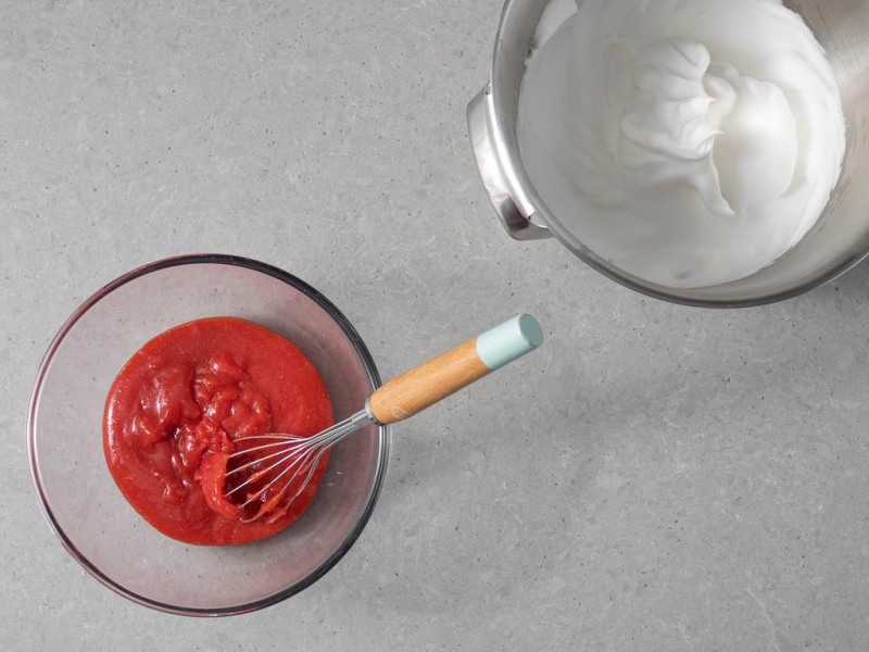 W jednej misce ubita aquafaba, a w drugiej masa truskawkowa.