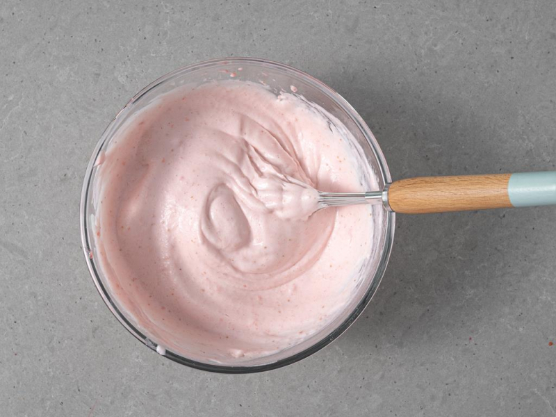 Mieszanie wegańskiego musu truskawkowego.