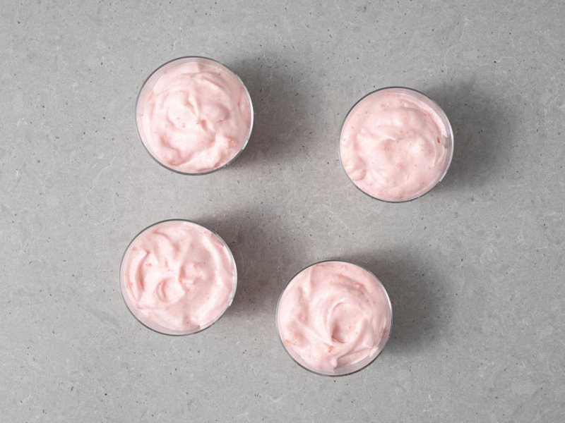 Wegański mus truskawkowy przełożony do szklanych pojemników.